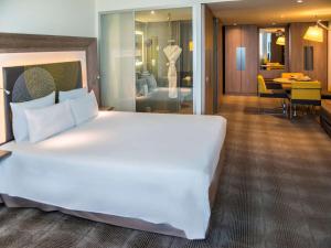 索菲亚诺富特酒店客房内的一张或多张床位