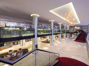 雅加达铂尔曼雅加达印尼酒店的享有大建筑中庭的景色,设有柱子