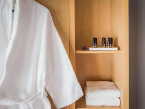 里斯本里斯本纳索艾许公园宜必思酒店的浴室设有1个带毛巾和化妆品的架子