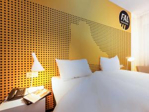 阿尔内多里奥哈阿尔内多宜必思尚品酒店的一间卧室配有一张床、一部电话和一面墙