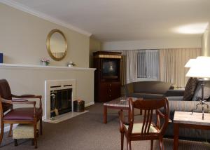 温哥华斯坦利罗斯伦套房酒店的带沙发和壁炉的客厅