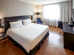 圣保罗圣保罗维拉奥林匹亚凯撒酒店的一张大白色的床,位于酒店客房内