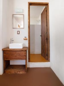 卡尔波镇Hotel Villa Xtreme的一间带水槽和镜子的浴室