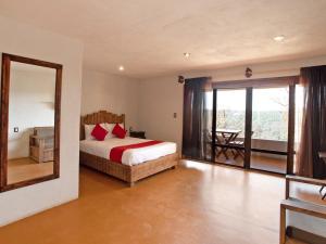 卡尔波镇Hotel Villa Xtreme的一间卧室配有一张床和一面大镜子