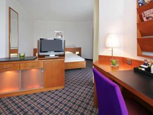 多特蒙德Mercure Hotel Dortmund Messe的配有一张床和一台平面电视的酒店客房