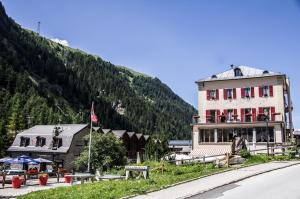 琪纳尔Hôtel Le Besso - Swiss Romantic Lodge Zinal的山旁道路边的建筑物