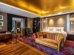 新加坡Sofitel Singapore Sentosa Resort & Spa的酒店客房,配有床和沙发