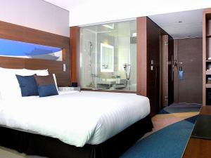水原安巴萨多尔酒店客房内的一张或多张床位