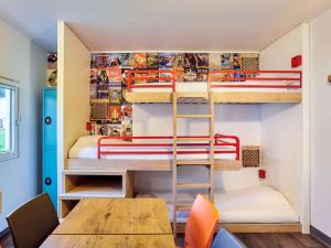 肖蒙hotelF1 Chaumont的小房间设有双层床和桌子