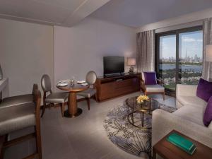迪拜普尔曼河市中心公寓式酒店的休息区