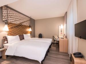 慕尼黑慕尼黑市东部宜必思酒店的酒店客房设有一张大床和一台电视机。