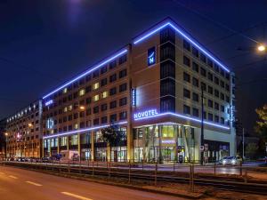 慕尼黑诺富特慕尼黑市阿努尔福帕克酒店的建筑的侧面有蓝色的灯光