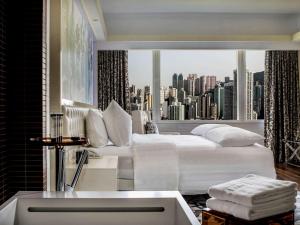 香港柏宁铂尔曼酒店客房内的一张或多张床位