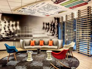 里约热内卢科帕卡巴纳珀斯图5号宜必思酒店的客厅配有沙发和椅子