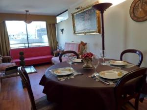 圣地亚哥科斯塔内拉中心公寓酒店的餐桌,配有盘子和酒杯