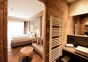 魏贝尔斯布伦Spessart-Lodge的客房设有带一张床和一张桌子的卧室