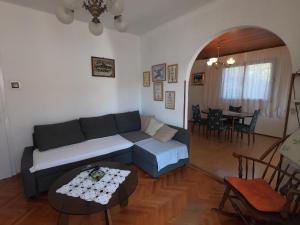拉斯托伏Villa Agata的客厅配有沙发和桌子