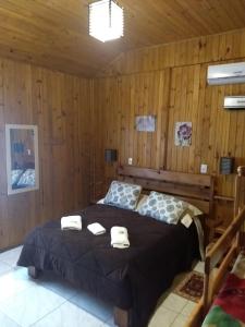 乌鲁比西Chales Manaca da Serra的一间卧室配有一张床,上面有两条毛巾
