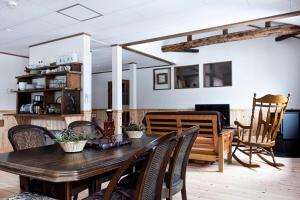 汤泽町Lakeside HANARE的一间带木桌和椅子的用餐室