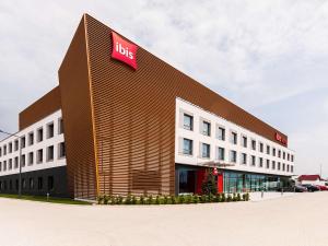 苏奇拉斯Ibis Poznan Polnoc的一座大型建筑,上面有Lvs标志