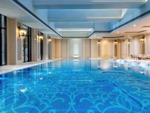 上海上海虹桥新华联索菲特大酒店的在酒店房间的一个大型游泳池