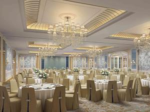 上海上海虹桥新华联索菲特大酒店的宴会厅配有白色的桌椅和吊灯