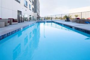 穆列塔Holiday Inn Express & Suites - Murrieta, an IHG Hotel的大楼内的一个蓝色海水游泳池