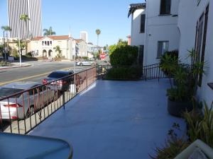 洛杉矶威尔希尔桔子酒店的路边,路边有汽车停放