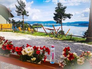 西格伏沙尔克Villa Santa Maria的一张带鲜花的桌子,享有湖景