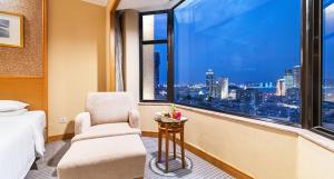 厦门厦门海景千禧大酒店（近中山路&地铁站）的客房设有床、椅子和窗户。