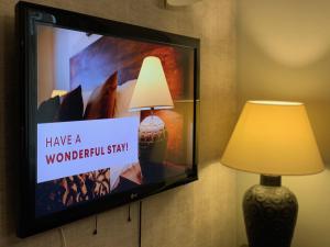 布拉格艾格尼斯居苑酒店的挂在墙上的平板电视,带灯