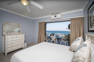 乌姆德洛蒂Waterfront 6的一间卧室配有一张床,享有海景