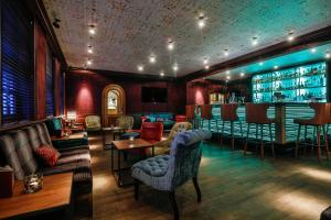 韦斯特兰汉堡城市酒店的一间酒吧,在房间内配有沙发和椅子