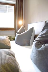 巴特莱辛哈尔Pension Almhof Baumgarten的一间卧室配有两张带枕头的床和窗户。