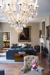 圣埃斯泰夫奥姆斯佩斯城堡酒店的客厅配有蓝色的沙发和吊灯。