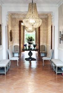 圣埃斯泰夫奥姆斯佩斯城堡酒店的大型客房配有椅子和吊灯。