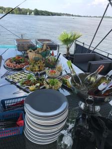 柏林豪斯布特船屋的船上带食物盘的桌子