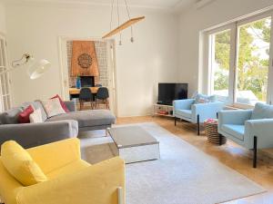 邦巴拉尔Casa dos Limões的客厅配有沙发、椅子和电视