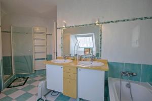普雷斯科普A proximité du golfe du Morbihan的浴室配有两个盥洗盆和浴缸。