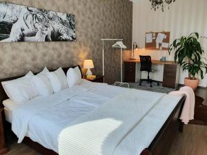 波里Tina's Place的卧室配有一张白色的床、一张桌子和一把椅子