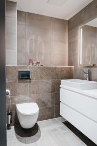 纳坦利Luxury Apartment Hovi的浴室配有白色卫生间和盥洗盆。