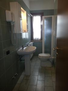 曼托瓦科尔特特伦瑟若内农庄酒店的一间带水槽和卫生间的浴室