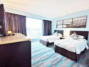 新山提斯特尔的酒店客房设有两张床和大窗户。
