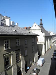 克拉科夫圣托马斯公寓的一条城市街道,有白色的建筑和白色的货车