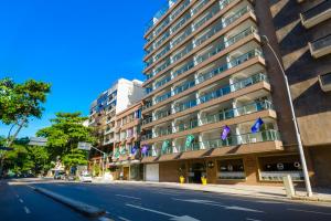 里约热内卢B&B HOTEL Rio Copacabana Forte的街道边有紫色旗帜的建筑