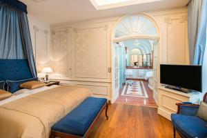 布伦瑞克贝斯特韦斯特优质城市宫殿酒店的一间卧室配有一张大床和电视