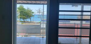 阿瓜达Aguada of the Seas的从窗户可欣赏到海景