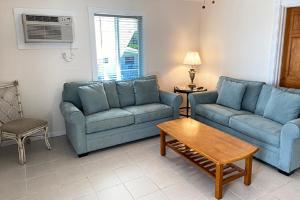 小图奇凯Parmer's Resort的客厅配有2张蓝色的沙发和1张桌子