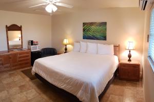 小图奇凯Parmer's Resort的卧室配有一张白色大床和镜子