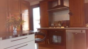 居让梅斯特拉VILLA Zaphira的厨房配有木制橱柜和台面
